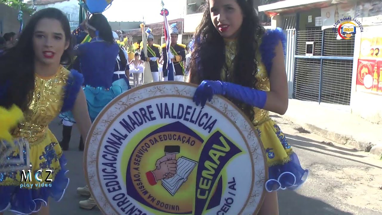 Desfile cívico do Colégio Madre Valdelícia