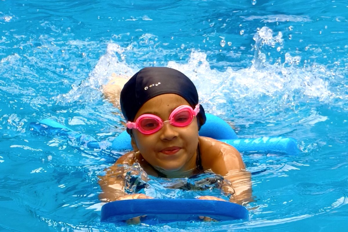 Aulas de natação na piscina semiolímpica do CMAV