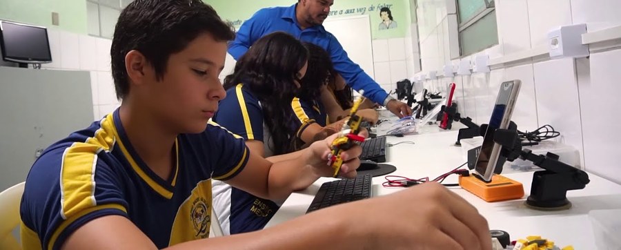 Aula de robótica no Espaço Maker do CMAV